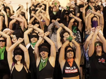 Un grupo de mujeres participa en la 'performance' 'Un violador en tu camino' en Río de Janeiro (Brasil), el pasado 3 de diciembre. 
 