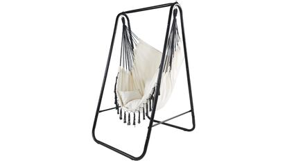 Este modelo de silla colgante resiste muy bien a la intemperie gracias a los materiales de su estructura.