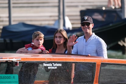 Jared Kushner (derecha), esposo de Ivanka Trump, y dos de sus hijos, Joseph (izquierda) y Arabella (centro), en un un taxi acuático a su llegada al Hotel St Regis antes de la boda de Bezos y Sanchez.