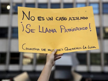 Concentración en Madrid, este viernes, por la muerte de la trabajadora de Iveco que se suicidó tras la difusión de vídeos sexuales.