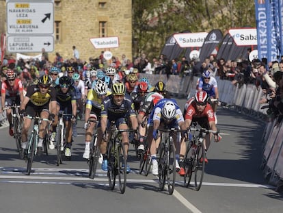 Albasini vence en la llegada al sprint.