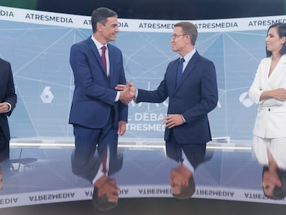 Pedro Sánchez y Alberto Núñez Feijóo junto a los presentadores del debate cara a cara en Atresmedia.