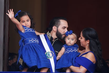 El presidente de El Salvador, Nayib Bukele, acompañado de su esposa Gabriela Rodríguez y sus hijas.