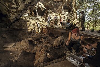 A entrada do sítio arqueológico da Lapa do Santos, em 2016. A região de Lagoa Santa, onde está situado o local de escavações, é singular nas Américas, porque os esqueletos humanos são antigos, bem preservados e abundantes. A bioantropóloga Marina Gratão, que aparece em primeiro plano, trabalha como arqueóloga e também com antropologia forense, fazendo a perícia das ossadas de desaparecidos políticos da ditadura militar brasileira do cemitério de Perus, em São Paulo.