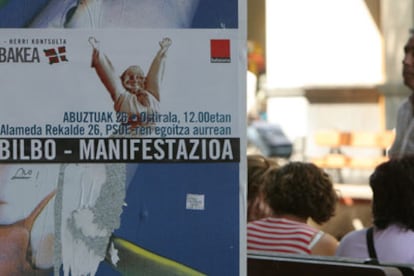 Un cartel de Batasuna en una calle de Bilbao convoca a la manifestación de hoy frente a la sede socialista.