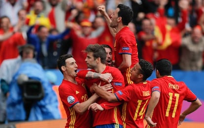 Los compañeros de la selección felicitan a Piqué tras marcar el col contra la República Checa.