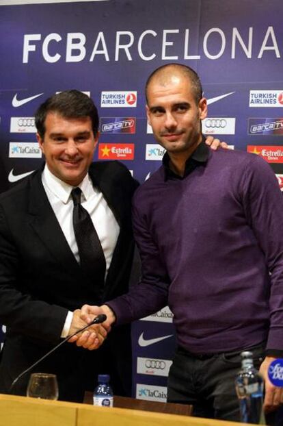 Joan Laporta y Pep Guardiola se dan la mano tras hacer público el acuerdo.