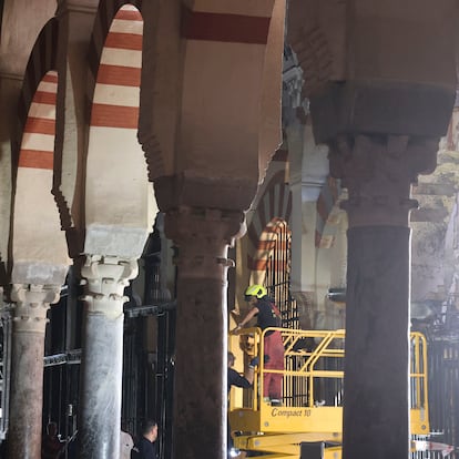 Interior de la Mezquita-Catedral de Córdoba afectado por el incendio ocurrido el pasado viernes, a 9 de agosto de 2025 en Córdoba (Andalucía, España). 
El Ministerio de Cultura ha reivindicado este sábado la activación de forma inmediata del Plan Nacional de Gestión del Riesgo y Emergencias en Patrimonio Cultural en el momento del incendio en la Mezquita-Catedral de Córdoba ocurrido el pasado viernes sobre las 21 horas. El monumento ha sufrido daños en unas bóvedas en la capilla "que han sido restauradas recientemente" con dimensión aproximada de 25 metros, según ha informado el deán de la catedral, Joaquín Alberto Nieva.
09 AGOSTO 2025
Madero Cubero / Europa Press
09/08/2025