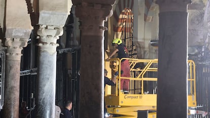 Interior de la Mezquita-Catedral de Córdoba afectado por el incendio ocurrido el pasado viernes, a 9 de agosto de 2025 en Córdoba (Andalucía, España).
El Ministerio de Cultura ha reivindicado este sábado la activación de forma inmediata del Plan Nacional de Gestión del Riesgo y Emergencias en Patrimonio Cultural en el momento del incendio en la Mezquita-Catedral de Córdoba ocurrido el pasado viernes sobre las 21 horas. El monumento ha sufrido daños en unas bóvedas en la capilla "que han sido restauradas recientemente" con dimensión aproximada de 25 metros, según ha informado el deán de la catedral, Joaquín Alberto Nieva.
09 AGOSTO 2025
Madero Cubero / Europa Press
09/08/2025