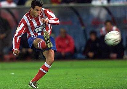 Jorge golpea el balón en la falta que dio al Atlético el triunfo sobre el Mallorca.