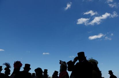 La silueta de los aficionados se recorta contra el cielo el primer día de las carreras en Ascot.