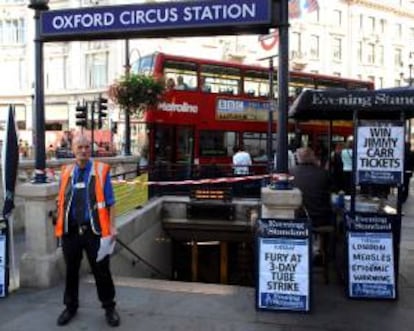 Fotografía de la boca de metro de Oxford Circus, en Londres (R.Unido). Los londinenses se enfrentan hoy a una nueva jornada de huelga de los trabajadores del Metro. EFE/Archivo