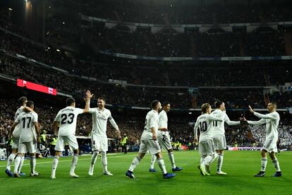 Los jugadores del Real Madrid celebran el primer tanto del partido.