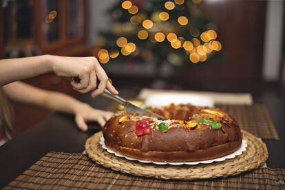<p>Para el matemático inglés Sir Francis Galton, la Navidad era un momento para disfrutar de las tartas, según escribió en un artículo publicado en la revista Nature, en 1906. Parece que al científico le irritaba esa capa de pastel reseca que uno se encuentra al día siguiente de empezar el postre, así que dio a conocer en el texto <strong>una manera alternativa de cortar una tarta con la que superar el molesto inconveniente</strong>. Galton no conoció el roscón de reyes, "pero yo creo que también valdría en este caso", afirma Sáenz de Cabezón tras repasar el proceso con papel y lápiz. Por intentarlo que no quede, la gloria espera a quien consiga alargar la vida esponjosa del manjar.</p> <p>El heterodoxo método ideado por Galton descarta la costumbre de repartir la tarta en cuñas porque la parte que queda al aire libre se seca irremediablemente. Para el británico, <a href="https://www.youtube.com/watch?v=wBU9N35ZHIw" rel="nofollow" target="_blank">el ataque al pastel comienza con el corte de una banda</a> que va de lado a lado de la tarta y que pasa por el centro del círculo. Después, uno puede juntar las mitades restantes para que ambas se protejan del contacto del aire. <strong>El siguiente corte sería como el primero, solo que perpendicular respecto a este, y así sucesivamente</strong>.</p> <p>Está claro que la técnica funcionará mejor con la tarta que con el roscón porque, en todo caso, este nunca aguantará varios días jugoso (si es así, desconfía del obrador). Pero también es cierto que los extremos recién cortados se secan con una rapidez pasmosa, y que pocos momentos de la Navidad pueden equipararse los que proporciona <a href="https://elpais.com/elpais/2016/12/30/buenavida/1483097322_134156.html" target="_blank">un buen roscón de reyes recién hecho</a>. <strong>El consejo del matemático español para emular la teoría del corte científico de las tartas de Sir Francis Galton está en cortar dos trozos cada vez, de lados opuestos</strong>. El resto es cuestión de probar. No pierdes nada por intentarlo, y, si algo no sale bien, así puedes calcular dónde está la pastelería más cercana... <a href="https://www.youtube.com/watch?v=wCmwBHfiIxQ" rel="nofollow" target="_blank">o la pizzería, que a efectos matemáticos es lo mismo</a>. </p>