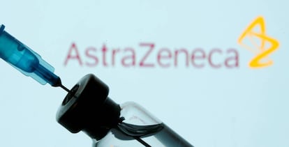 Un vial y una jeringa con la vacuna de AstraZeneca.