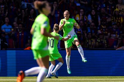 Alexandra Popp (derecha) celebra el segundo gol del Wolfsburgo.

