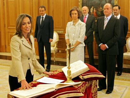 La nueva ministra de Vivienda, Carmen Chacón promete su cargo ante los Reyes, Juan Carlos y Sofía, el presidente del Gobierno, José Luis Rodríguez Zapatero en un acto celebrado en el Palacio de la Zarzuela, en 2007.