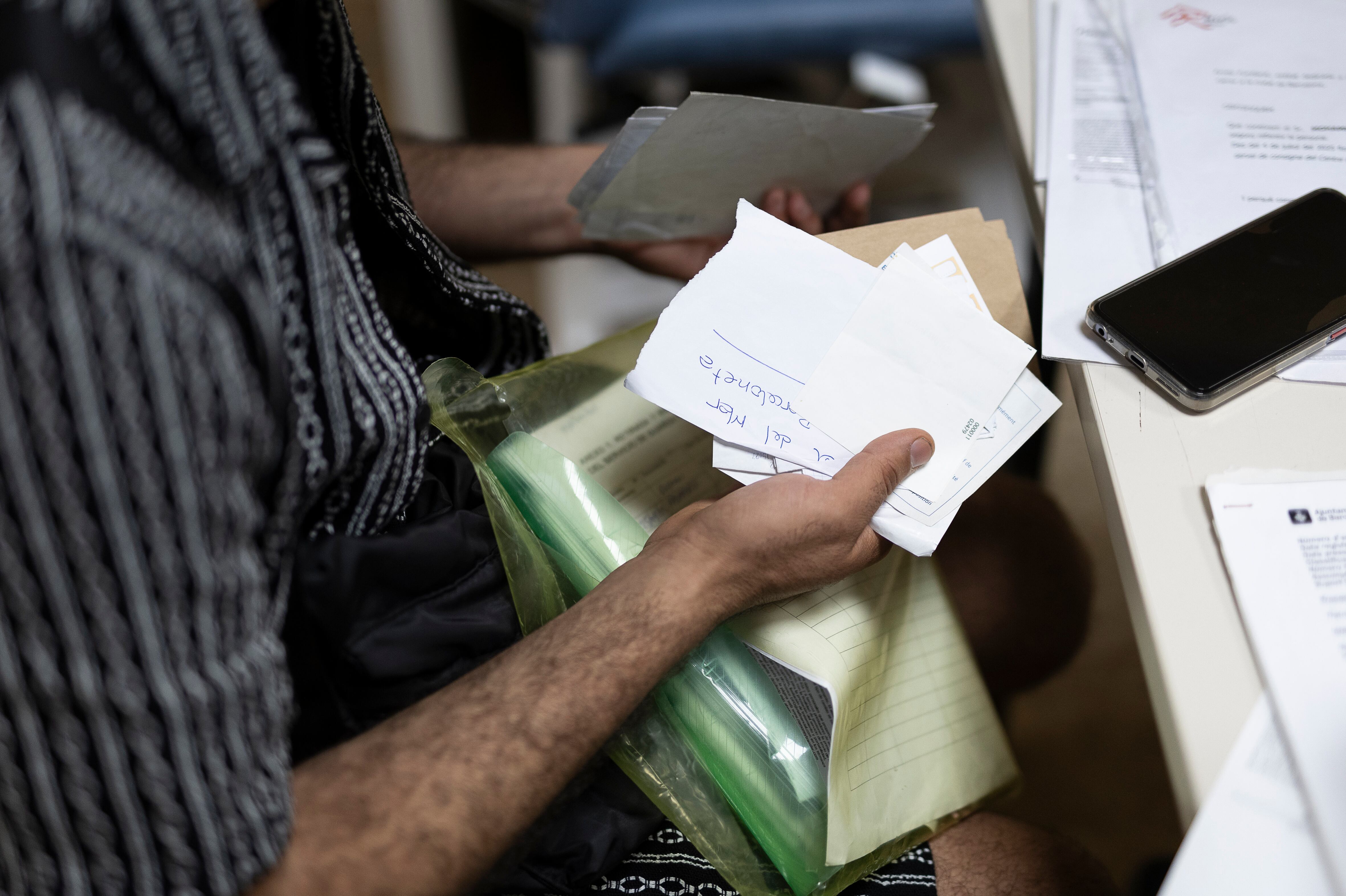 Las abogadas revisan la documentación de Mohamed en la sede de Arrels.