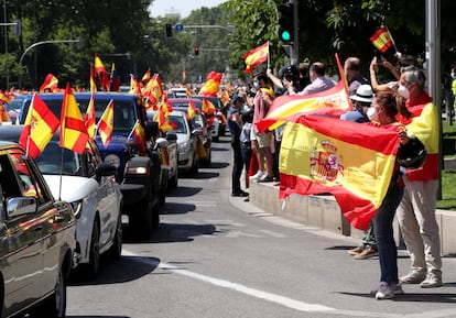 Participantes en la manifestación convocada por Vox, este sábado en el centro de Madrid.