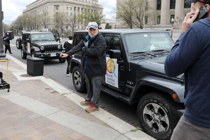 El chef José Andrés prepara con miembros de la World Central Kitchen comida para llevar a gente necesitada durante la pandemia por el coronavirus en la ciudad de Washington el pasado marzo.