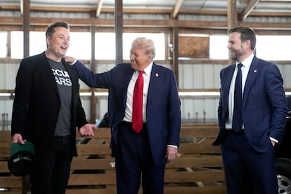 De izquierda a derecha, el CEO de Tesla y SpaceX, Elon Musk, el presidente electo de Estados Unidos, Donald Trump, y el que ser su vicepresidente, JD Vance, durante un evento de campa?a en el Butler Farm Show el pasado 5 de octubre. 