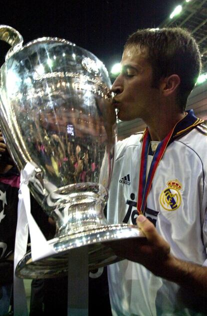 Raúl besa la copa de la Champions League tras ganar al Valencia en 2000.