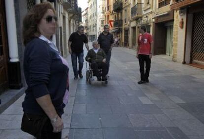 Patxi Elola's bodyguard (left) watches as the councilor and his family take a walk.