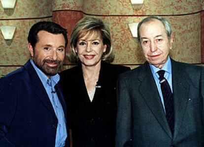 José Luis Dibildos, a la derecha, junto a su esposa, Laura Valenzuela, durante el programa de televisión <i>Cine de Barrio</i>.