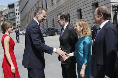 Los reyes Felipe y Letizia saludan a la presidenta de la Cámara Baja, Ana Pastor, el presidente del Gobierno, Mariano Rajoy (3d), y el presidente del Senado, Pío García-Escudero (d).