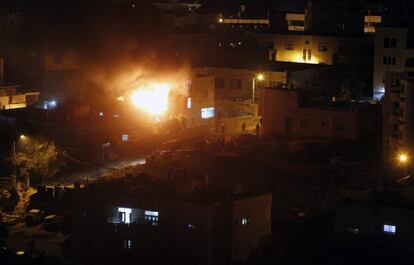 La casa de Amar Abu Eysha, uno de los sospechosos de secuestrar a los tres jóvenes israelíes, arde tras un ataque del ejército israelí. La vivienda está en Halhul, en cuyas afueras fueron localizados los cadáveres.