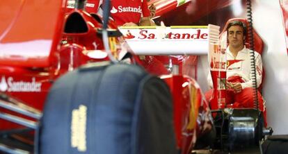 Alonso, en su garaje durante la tercera sesión de entrenamientos en Canadá.