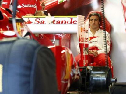 Alonso, en su garaje durante la tercera sesión de entrenamientos en Canadá.