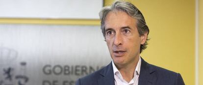 El ministro de Fomento, &Iacute;&ntilde;igo de la Serna, en declaraciones a Efe en Santander.