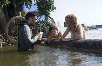 Juan Antonio Bayona da indicaciones a Tom Holland y Naomi Watts durante el rodaje de 'Lo imposible'.