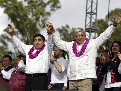 Miguel Barbosa y Andrés Manuel López Obrador en el cierre de campaña en Puebla.