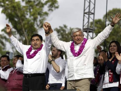 Miguel Barbosa y Andrés Manuel López Obrador en el cierre de campaña en Puebla.