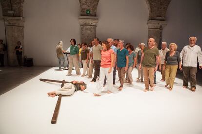 El coro Savani de Carpi en 'Crucifixión' (Escena 10. Ciclo II) del 'Evangelio según San Mateo', coreografía de Virgilio Sieni en la nave del Teatro alle Tese del Arsenale. La compleja producción de esta obra. donde participan casi trescientos intérpretes, ha tenido su estreno mundial en el marco de la Bienal de Venecia 2014.