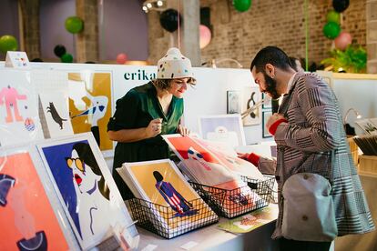 FESTIVALET. Es un clásico que se celebra desde 2009. Durante un fin de semana el Museu Marítim de Barcelona acoge esta feria en la que encontrar regalos hechos con amor y a pequeña escala que se alejan de los circuitos comerciales habituales. Los artesanos también ofrecen talleres en los que enseñarán diferentes técnicas aplicadas al mundo contemporáneo como macramé, carvado de sellos, papercraft o decoración de cerámica. 15 y 16 de diciembre. Museu Marítim. Av. de les Drassanes, s/n. Barcelona.