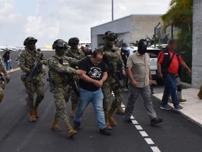 Mexican security forces with Hector Elías Flores Aceves alias "El 15."