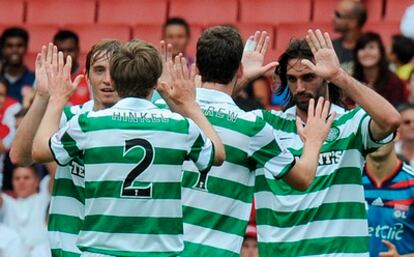 Jugadores del Celtic de Glasgow celebran una victoria.
