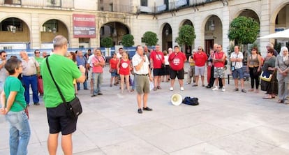 Miembros de la Plataforma de Afectados por la Hipoteca concentrados frente al Ayuntamiento de Alicante