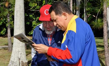 Fidel Castro y Hugo Ch&aacute;vez en junio de 2011, cuando se le detect&oacute; el c&aacute;ncer.