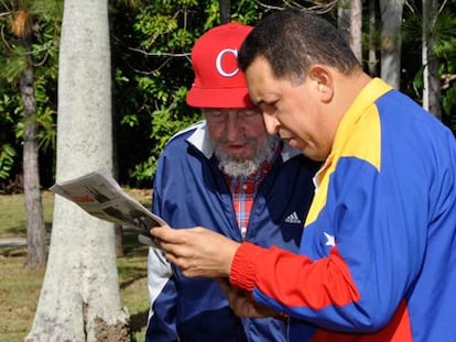 Fidel Castro y Hugo Ch&aacute;vez en junio de 2011, cuando se le detect&oacute; el c&aacute;ncer.