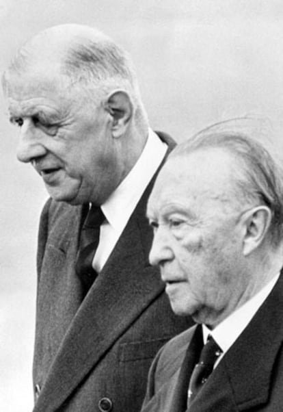 Cuando Konrad Adenauer (en la foto a la derecha del general De Gaulle en 1961) accedió a la cancillería de la recién creada República Federal Alemana tenía 73 años. Le apodaban <i>El viejo</i> y tenía la intención de quedarse sólo un par de años. Abandonó el cargo 14 años después. Para entonces la RFA era una democracia consolidada, integrada en la Comunidad Económica Europea, con una economía sólida y que empezaba a superar el trauma de la guerra.