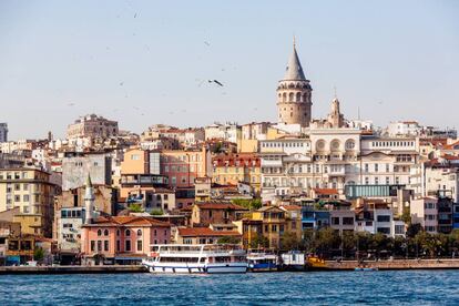 La ciudad de Estambul y la Torre de Gálata desde el Bósforo.