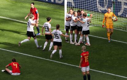 Soccer Football - Women's World Cup - Group B - Germany v Spain - Stade du Hainaut, Valenciennes, France - June 12, 2019 Germany's Sara Daebritz celebrates with team mates after scoring their first goal against Spain's Sandra Panos REUTERS/Yves Herman