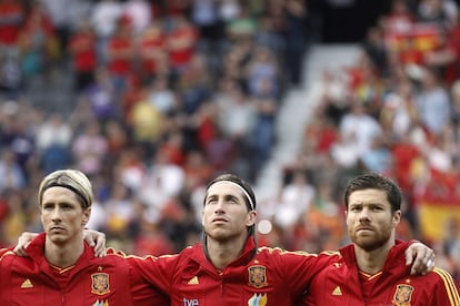 Fernando Torres, Sergio Ramos y Xabi Alonso posan durante el himno.