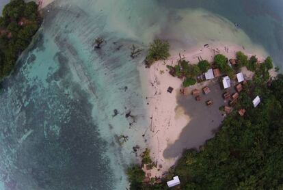 Imagen aérea de la isla de Nua Tambu partida en dos por las aguas.