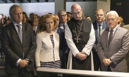 Las autoridades durante la inauguración de las nuevas salas del museo de Poblet.