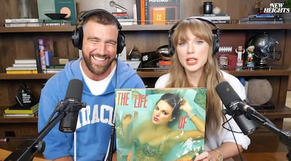 Taylor Swift anunciando su nuevo 'álbum', 'The Life of a Showgirl', en el 'podcast' de Travis y Jason Kelce, 'New Heights'.